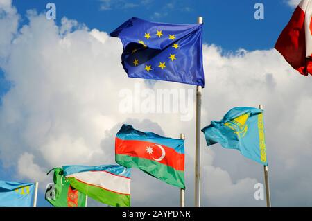 Flaggen europäischer Länder vor dem Hintergrund des blauen Himmels überschwemmen im Wind Stockfoto