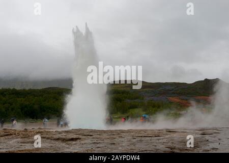 Der Ausbruch von Strokkur, einem der berühmtesten Geysire Islands, liegt im geothermischen Gebiet am Fluss Hvita im Südwesten Islands. Stockfoto