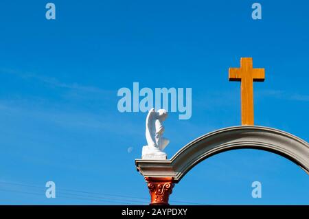 Statue eines Engels und Jesus im Freien Stockfoto
