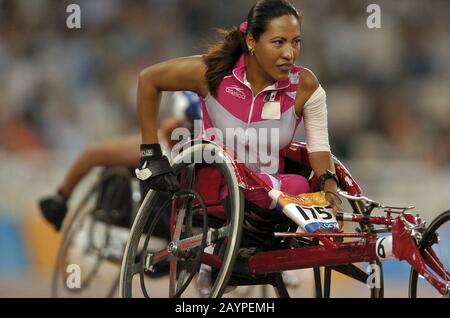 Athen, Griechenland: Die Mexikanerin Lucia Sosa lächelt nach ihrem Silbermedaillengewinner in der 400 Meter hohen T52-Klasse der Frauen bei den Paralympics 2004. ©Bob Daemmrich Stockfoto