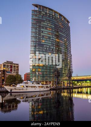 1 West India Quay - One West India Quay - Luxus-Apartments mit London Marriott Hotel Canary Wharf auf den unteren 12 Etagen. Eröffnet 2004, Architekt HOK. Stockfoto