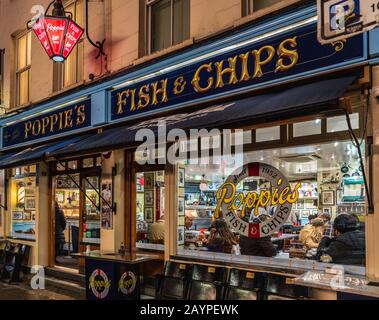 Poppie's Fish & Chips Shop Spitalfields London. Poppies Fish and Chips Shop wurde 1952 gegründet. Stockfoto