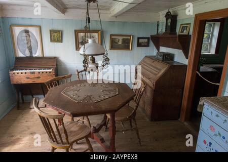 Das Wohnzimmer eines traditionellen Rasenhauses im Skogar-Volksmuseum in Südisland. Stockfoto