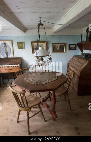 Das Wohnzimmer eines traditionellen Rasenhauses im Skogar-Volksmuseum in Südisland. Stockfoto