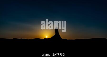 Wunderschöner Sonnenuntergang in der Wüste und Panorama-Sonnenuntergang über dem Castil de Tierra Peak Hintergrund im Bardenas Reales National Park in Navarra, Spanien Stockfoto