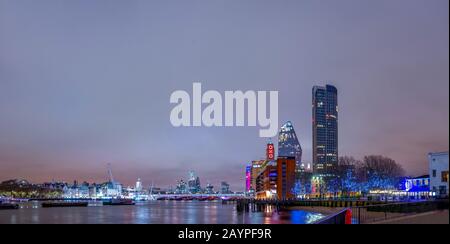 City of London Stadtbild in der Nacht mit dem OXO Tower, OXO Wharf, South Bank und Skycraper entlang des Themse-Flussufers in Großbritannien Stockfoto