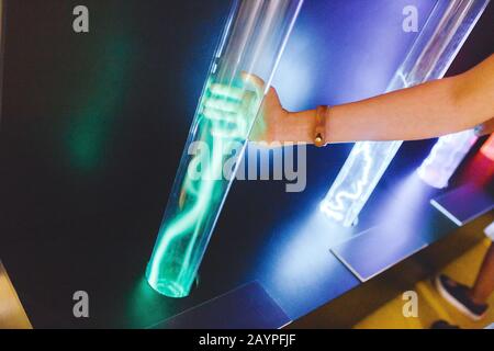 Plasma-Blitze leuchten im Wissenschaftsmuseum Stockfoto