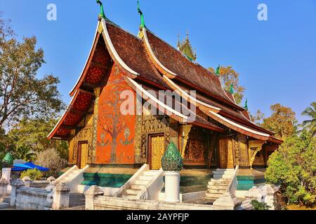 Beeindruckende buddhistische Architektur im Wat Xieng Thong in Laos. Stockfoto