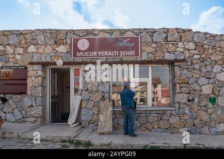 Kirsehir/Türkei-24. Oktober 2019: Fassade der U-Bahn-Stadt Mucur (yeralti sehri auf Türkisch) Stockfoto