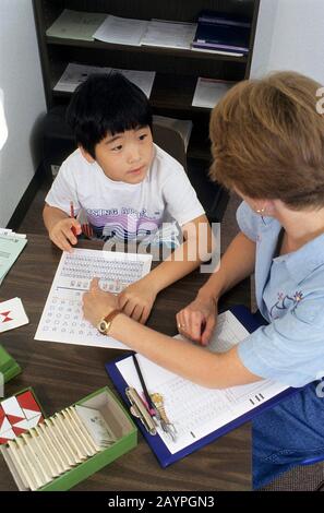 Austin Texas USA,1992: Schulpsychologe führt psychologische WISC-Tests an Schüler zweiter Klasse durch. HERR EH-0040-0042 ©Bob Daemmrich Stockfoto