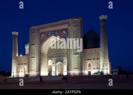 Scher-Dor Madrasah auf dem Platz Registan, die Aufschrift über dem Tor in einer speziellen arabischen Schrift sagt es "Herr allmächtig!" . Samarkand. Usbekistan Stockfoto