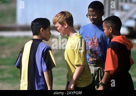 Austin, Texas: Der anglo Mittelschuljunge schreit beim hispanischen Klassenkameraden auf dem Schulhof. ©Bob Daemmrich Stockfoto