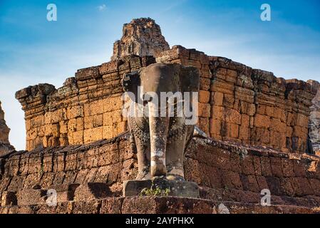 Pre Rup Temple Site unter den alten Ruinen des Hindutempel-Komplexes Angkor Wat in Siem Reap, Kambodscha. Erbaut als Staatstempel des Khmer-Königs Rajendr Stockfoto