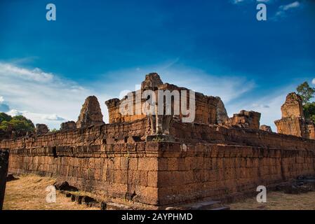 Pre Rup Temple Site unter den alten Ruinen des Hindutempel-Komplexes Angkor Wat in Siem Reap, Kambodscha. Erbaut als Staatstempel des Khmer-Königs Rajendr Stockfoto