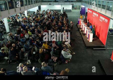 Business Design Center, North London, Großbritannien. 16. Februar 2020 - die stellvertretenden Führungsanwärter der Labour-Partei Richard Burgon Abgeordneter für Leeds East und Shadow Staatssekretär für Justiz und Schatten-Lord-Chancellor, Dawn Butler MP für Brent South und Shadow Secretary of State for Women and Equality, Ian Murray Abgeordneter für Edinburgh South, Dr. Rosena Allin-Khan MP für Tooting und Angela Rayners MP für Ashton-under-Lyne (L bis R) bei einer Hustings Veranstaltung, die von der Co-operative Party im Business Design Center, North London, Großbritannien veranstaltet wird. Credit: Dinendra Haria/Alamy Live News Stockfoto