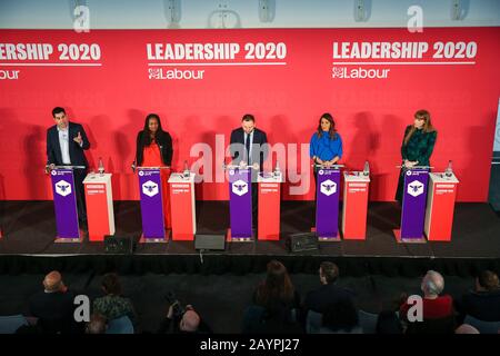 Business Design Center, North London, Großbritannien. 16. Februar 2020 - die stellvertretenden Führungsanwärter der Labour-Partei Richard Burgon Abgeordneter für Leeds East und Shadow Staatssekretär für Justiz und Schatten-Lord-Chancellor, Dawn Butler MP für Brent South und Shadow Secretary of State for Women and Equality, Ian Murray Abgeordneter für Edinburgh South, Dr. Rosena Allin-Khan MP für Tooting und Angela Rayners MP für Ashton-under-Lyne (L bis R) bei einer Hustings Veranstaltung, die von der Co-operative Party im Business Design Center, North London, Großbritannien veranstaltet wird. Credit: Dinendra Haria/Alamy Live News Stockfoto