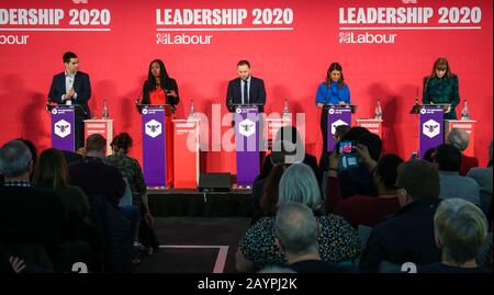 Business Design Center, North London, Großbritannien. 16. Februar 2020 - die stellvertretenden Führungsanwärter der Labour-Partei Richard Burgon Abgeordneter für Leeds East und Shadow Staatssekretär für Justiz und Schatten-Lord-Chancellor, Dawn Butler MP für Brent South und Shadow Secretary of State for Women and Equality, Ian Murray Abgeordneter für Edinburgh South, Dr. Rosena Allin-Khan MP für Tooting und Angela Rayners MP für Ashton-under-Lyne (L bis R) bei einer Hustings Veranstaltung, die von der Co-operative Party im Business Design Center, North London, Großbritannien veranstaltet wird. Credit: Dinendra Haria/Alamy Live News Stockfoto