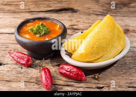 Empanadas mit heißer Sauce, traditionelle kolumbianische Küche Stockfoto