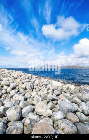 Große felsige Lewisian Gneiss-Strandkiesel am Loch Crabhadail (Cravadale) in der Nähe von Hushinish auf der Isle of Harris in den Äußeren Hebriden, Schottland, Großbritannien Stockfoto