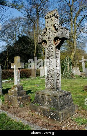 Verzierte aus gehauenem Stein gehauene keltische Kreuzgrabsteinkirche St. Peter's Church, Knossington, Leicestershire, Großbritannien. Siehe auch Bilder 2AYPJHY, 2AYPJHX, 2AYPJHR Stockfoto