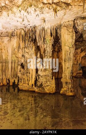 Neptune's Grotte ist eine Tropfsteinhöhle in der Nähe der Stadt Alghero auf der Insel Sardinien, Italien. Stockfoto