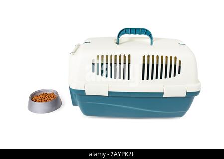 Kunststoffträger und Essensschale für Hunde und Katzen isoliert auf Weiß. Ernährung und richtige Ernährung von Haustieren Konzept Stockfoto
