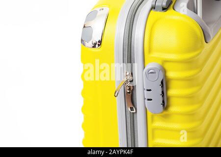 Nahaufnahme eines gelben, modernen Reisekoffers mit Codescip-Schloss Stockfoto