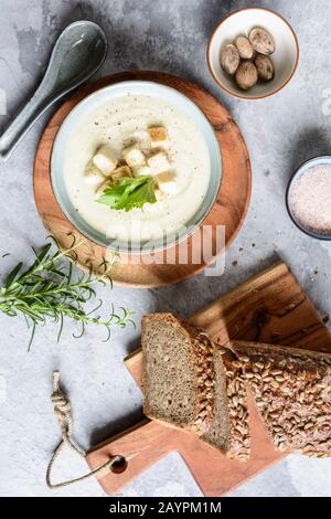 Köstliche cremige Sellerie und Kohlrabiensuppe mit Croutons und Vollkornbrot Stockfoto