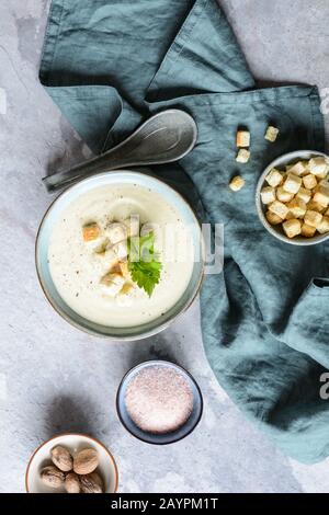 Köstliche cremige Sellerie und Kohlrabiensuppe mit Croutons und Vollkornbrot Stockfoto