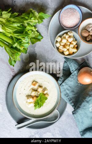 Köstliche cremige Sellerie und Kohlrabiensuppe mit Croutons und Vollkornbrot Stockfoto