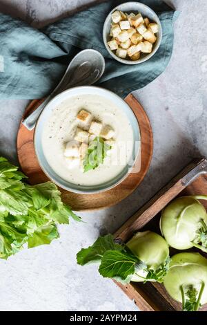 Köstliche cremige Sellerie und Kohlrabiensuppe mit Croutons und Vollkornbrot Stockfoto