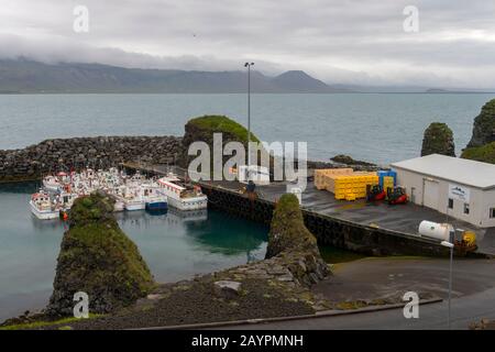 Fischerboote im Fischerhafen Arnarstapi auf der Halbinsel Snaefellsnes im Westen Islands. Stockfoto