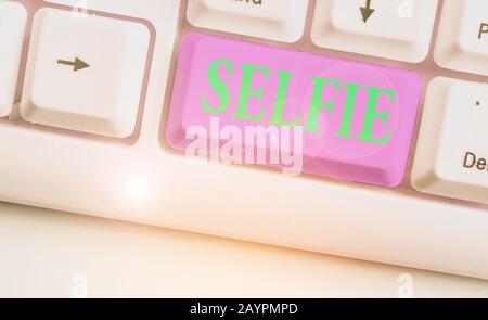 Konzeptionelles Handschreiben mit Selfie. Konzept bedeutet das Foto, das man mit einem Smartphone von sich genommen hat Stockfoto