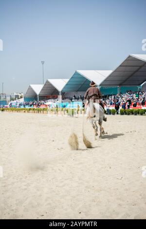 Osmanische Reiter in seiner ethnischen Kleidung auf seinem Pferd Reiten Stockfoto