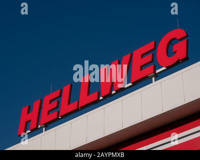 Berlin, DEUTSCHLAND - 4. FEBRUAR 2020: Hellweg-Logo In EINEM Baumarkt In Berlin, Deutschland Stockfoto