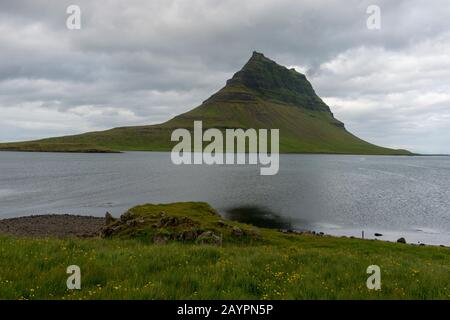 Blick auf Kirkjufell (Church Mountain), einen 463 Meter hohen Berg an der Nordküste der Halbinsel Snaefellsnes im Westen Islands. Stockfoto