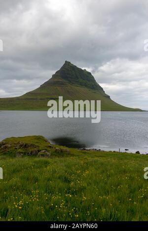 Blick auf Kirkjufell (Church Mountain), einen 463 Meter hohen Berg an der Nordküste der Halbinsel Snaefellsnes im Westen Islands. Stockfoto