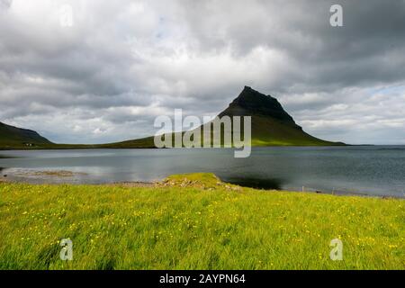 Blick auf Kirkjufell (Church Mountain), einen 463 Meter hohen Berg an der Nordküste der Halbinsel Snaefellsnes im Westen Islands. Stockfoto