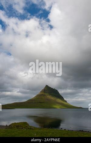 Blick auf Kirkjufell (Church Mountain), einen 463 Meter hohen Berg an der Nordküste der Halbinsel Snaefellsnes im Westen Islands. Stockfoto