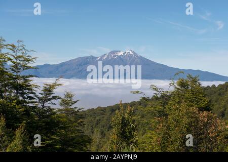 Blick von der Basis des Vulkans Osorno des Vulkans Calbuco, der ein Stratovulkan im Süden Chiles in der Nähe von Puerto Varas und Puerto Montt im Distensee ist Stockfoto