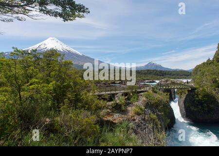 Der Vulkan Petrohue Rapids und Osorno im Vicente Perez Rosales Nationalpark in der Nähe von Puerto Varas und Puerto Montt im Lake District im Süden von Chil Stockfoto