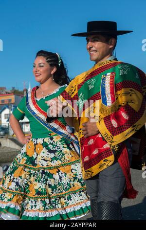 Die Landesmeister in der Cueca tanzen in traditionellen Kostümen im Hafen von Ancud auf Chiloe Island, Chile. Stockfoto