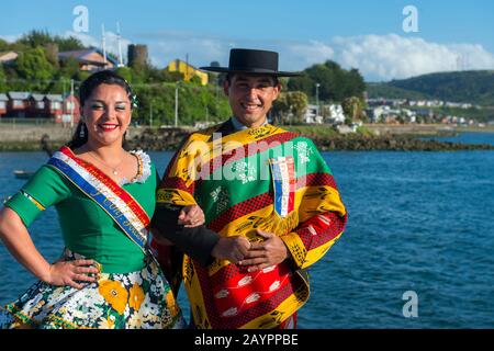 Die Landesmeister in der Cueca tanzen in traditionellen Kostümen im Hafen von Ancud auf Chiloe Island, Chile. Stockfoto