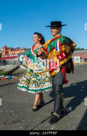 Die Landesmeister in der Cueca tanzen in traditionellen Kostümen im Hafen von Ancud auf Chiloe Island, Chile. Stockfoto