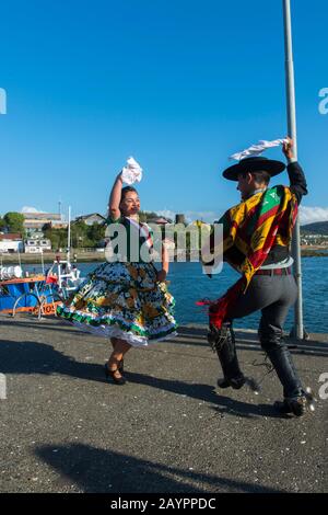 Die Landesmeister in der Cueca tanzen in traditionellen Kostümen im Hafen von Ancud auf Chiloe Island, Chile. Stockfoto