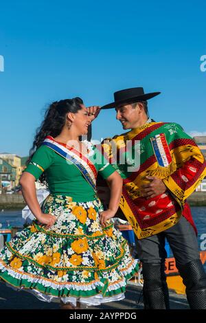 Die Landesmeister in der Cueca tanzen in traditionellen Kostümen im Hafen von Ancud auf Chiloe Island, Chile. Stockfoto