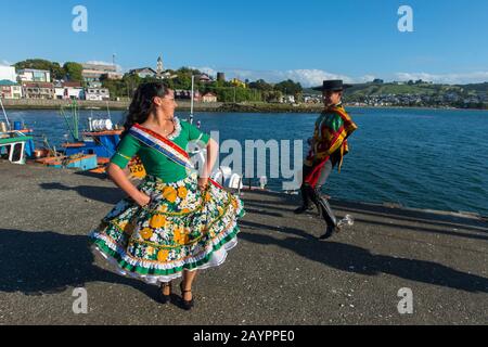 Die Landesmeister in der Cueca tanzen in traditionellen Kostümen im Hafen von Ancud auf Chiloe Island, Chile. Stockfoto