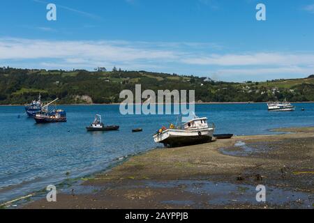 Fischerboote bei Ebbe in Dalcahue, Chiloe Island im Süden Chiles. Stockfoto
