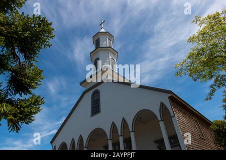 Die Kirche (1750-1790) in Dalcahue, einem UNESCO-Weltkulturerbe, ist eine der ältesten Kirchen auf der Chiloe-Insel im Süden Chiles. Stockfoto