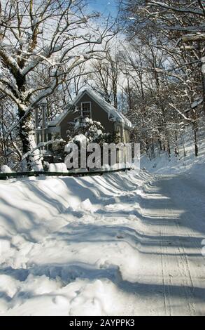 Der kalt-weiße Schnee aus frischem Pulver bedeckt nach einem winter-blizzard alles, was n Ellicott City MD zu tun hat. Die Straßen wie diese waren unpassierbar. Stockfoto